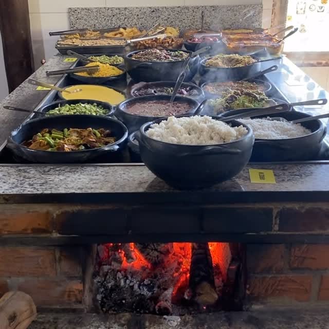 Panelas de comida caseira sobre o fogão a lenha da Estância Girassol