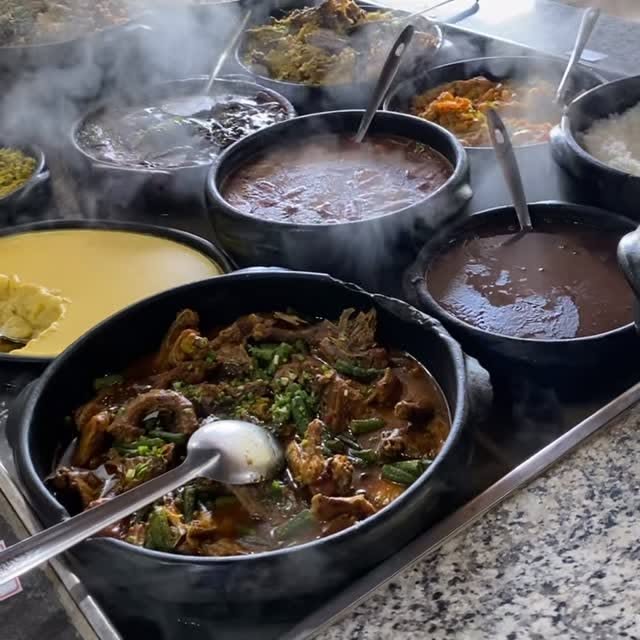 Comida caseira servida nas panelas do restaurante