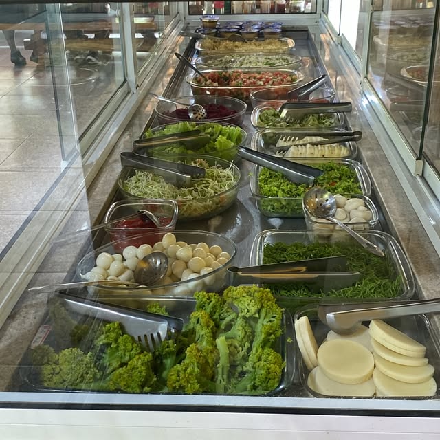 Buffet de saladas e acompanhamentos do restaurante